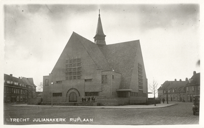 2005 Gezicht op de voor- en zijgevel van de Julianakerk (Rijnlaan 169) te Utrecht met links de Zijldiepstraat en rechts ...